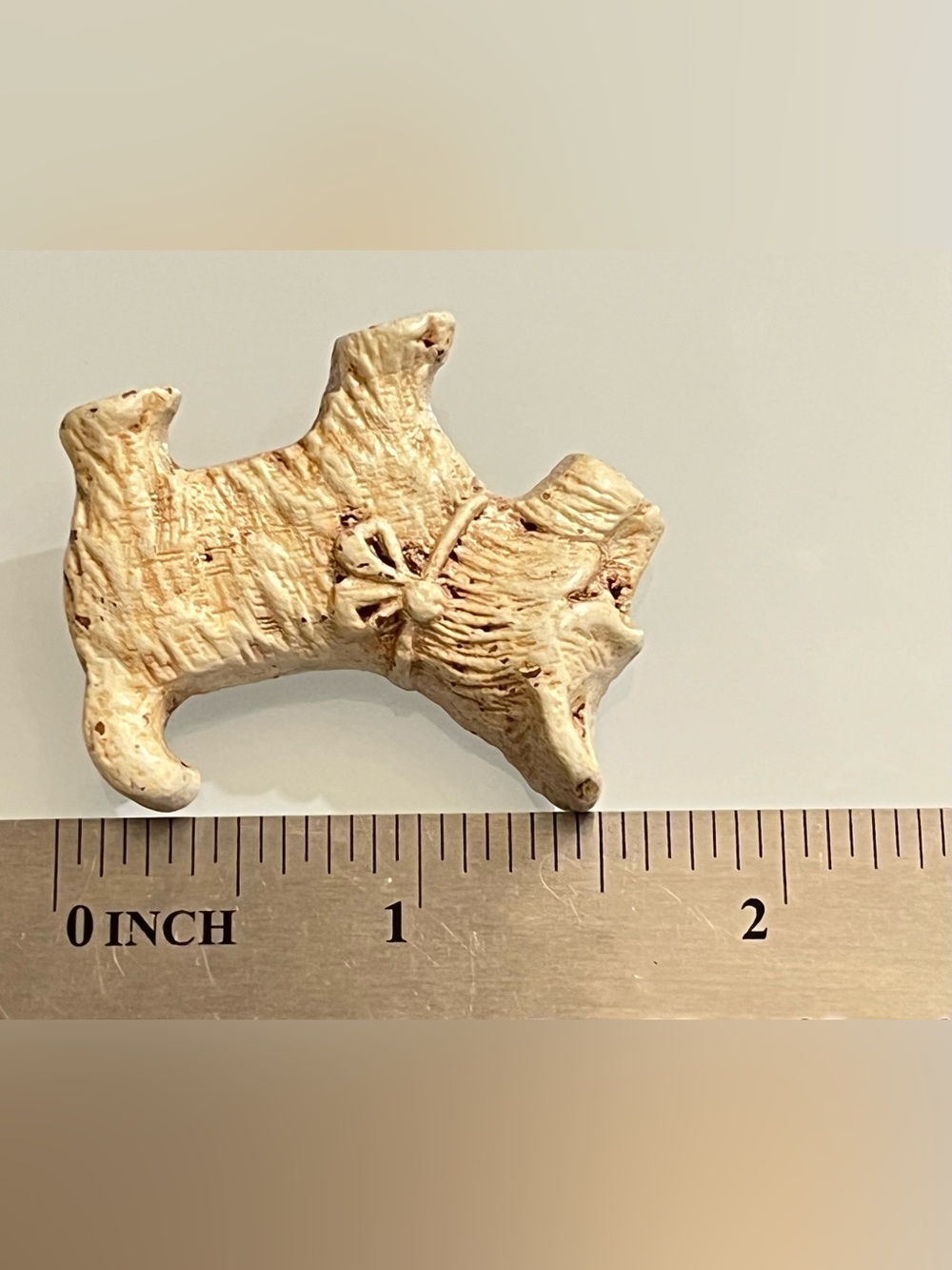Vintage ceramic textured off white scottie terrier dog W bow lapel pin w C clasp - Picture 4 of 11